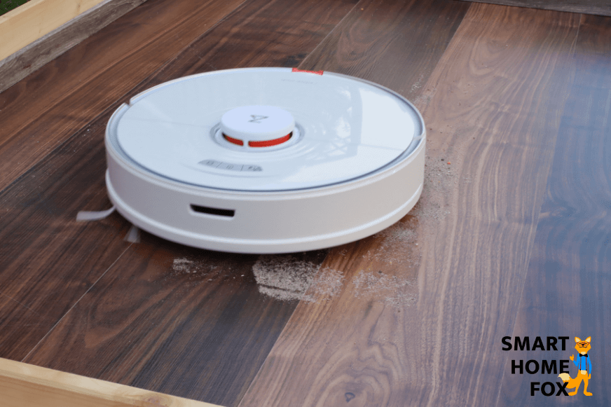 Робот-пылесос Roborock S7 пылесосит песок на твёрдом полу.